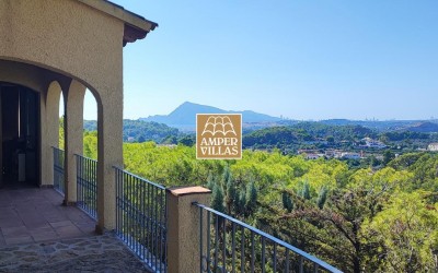 Beautiful Mediterranean villa with guest house and panoramic views.